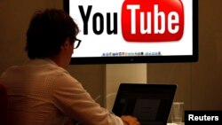 El director ejecutivo de Google, Eric Schmidt, dijo que cuando los países en vías de desarrollo alcancen la madurez plena en el uso del internet, los usuarios de Youtube podrían ser de 6.000 a 7.000 millones al mes.
