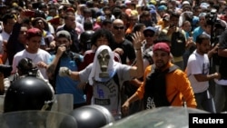 Demonstrators clash with security forces during an opposition rally in Caracas, Venezuela, April 4, 2017. 