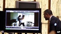 Avocat de la défense, Saam Zangeneh, à droite, regarde une vidéo d’une dispute entre Jennifer Alfonso, la victime assassinée, et l’accusé Derek Medina prise par une vidéo de surveillance de la maison en 2012 lors du procès de Medina, 17 novembre 2015 à Miami.