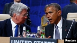 Le président américain Barack Obama, à droite, discute avec le ministre de la Défense britannique Michael Fallon, a droite, lors du sommet de l'OTAN à Varsovie, Pologne, 9 juillet 2016. REUTERS / Kacper Pempel