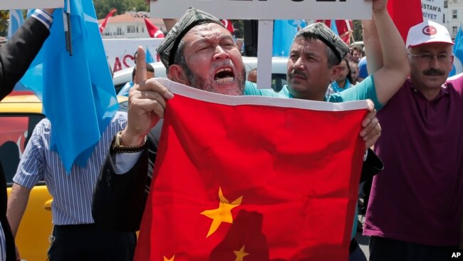 居住在土耳其的维吾尔人和土耳其支持者2015年7月5日举行抗议中国的示威活动。