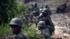 Des soldats de l'armée congolaise prennent position à Kanyarucinya, à environ 12 km de Goma, dans l'est de la République démocratique du Congo, le 16 juillet 2013.