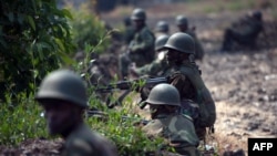 Des soldats de l'armée congolaise prennent position à Kanyarucinya, à environ 12 km de Goma, dans l'est de la République démocratique du Congo, le 16 juillet 2013.
