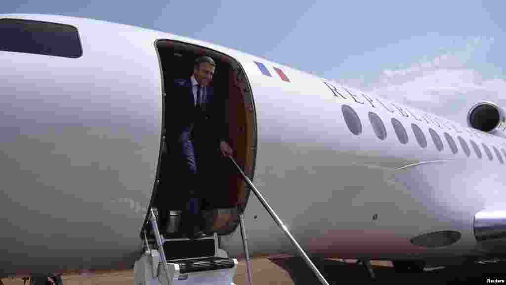 Le président français, Emmanuel Macron, arrive au Mali pour visiter les troupes françaises à Gao, le 19 mai 2017.