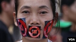 A pro-democracy activist joins an anti-NGO draft law campaign in front of the National Assembly on June 30, 2015. (Hean Socheata/VOA Khmer) 