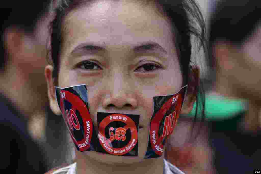 A pro-democracy activist joins the anti-NGO draft law campaign in front of the National Assembly on June 30, 2015. (Hean Socheata/VOA Khmer)