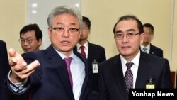 지난 7월 탈북해 한국에 입국한 태영호 전 영국주재 북한대사관 공사(오른쪽)가 23일 오후 국회 정보위원회에 출석하고 있다.