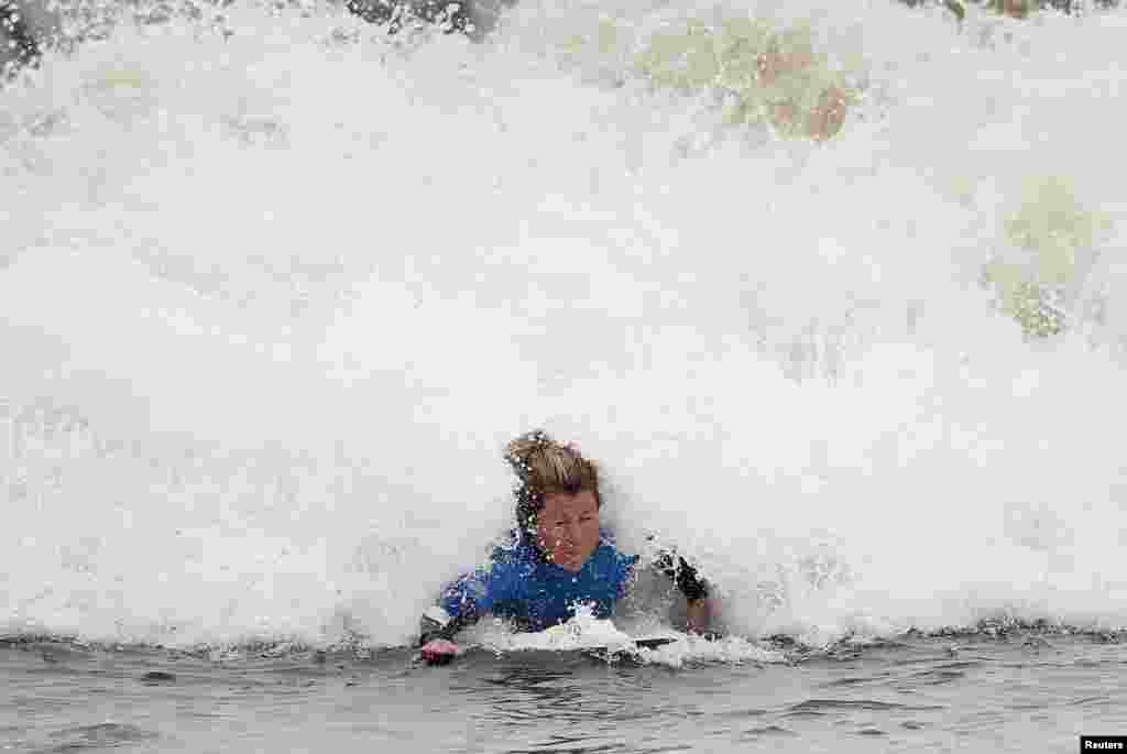 Seorang peselancar di Surf Snowdonia di Conwy, North Wales, Australia.