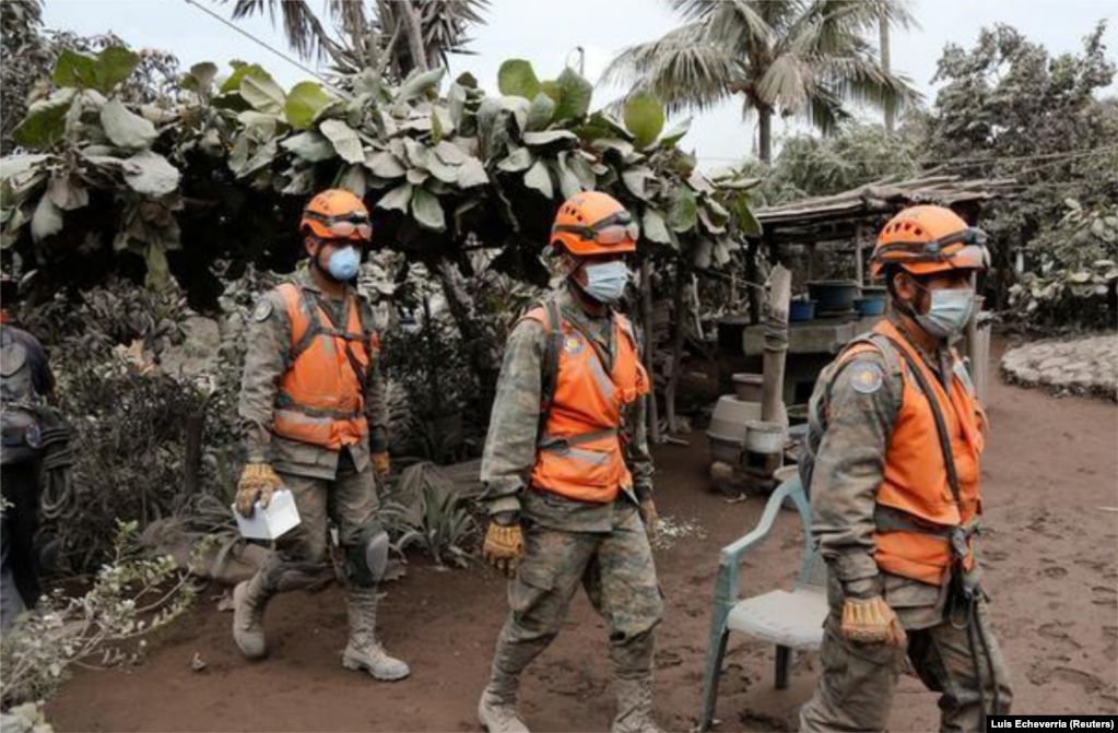 سربازان اردوی گواتیمالا نیز برای امدادرسانی به آسیب دیدگان این رویداد دست به کار شده اند
