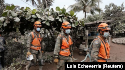 Soldados revisan un área afectada por el volcán de Fuego en San Miguel, Los Lotes en Guatemala. Junio 5, 2018. REUTERS/Luis Echeverria