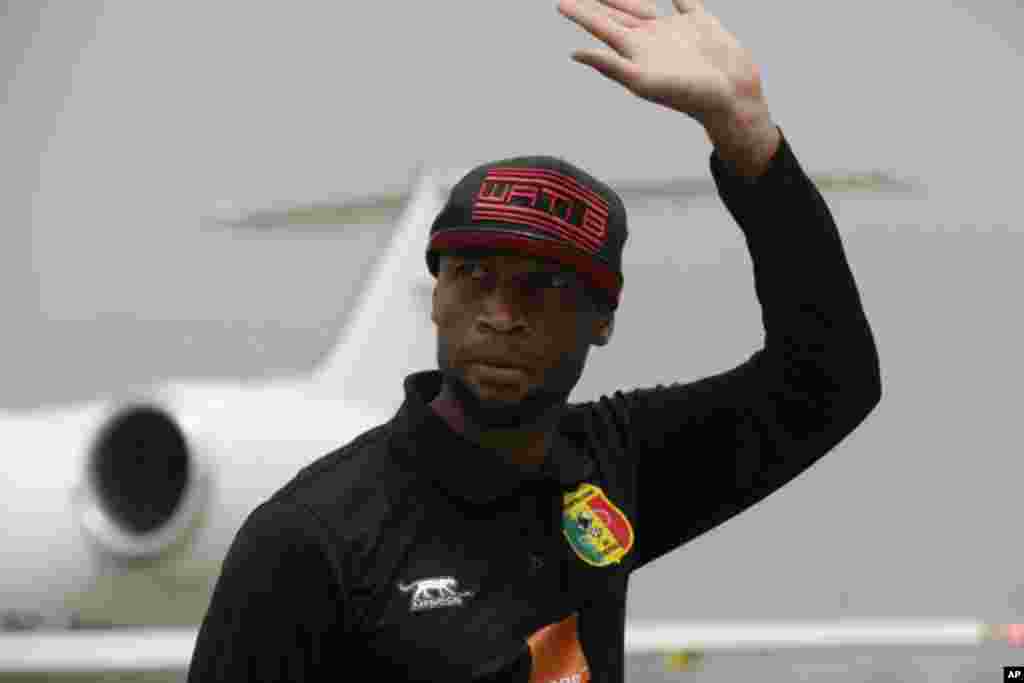 Un joueur malien de Football Seydou Keita salue, d&#39;une main levée, les supporters maliens à l&#39;arrivée à l&#39;aéroport international de Malabo à Malabo, Guinée équatoriale vendredi Jan, 16, 2015.