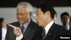 日本外相岸田文雄(右）1月10日在馬尼拉會見菲律賓外長羅薩里奧（左）