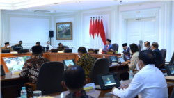 Presiden Jokowi dalam Sidang Kabinet di Istana Kepresidenan, Jakarta, Rabu (17/11) menginstruksikan jajarannya untuk mewaspadai risiko pelemahan ekonomi global yang diyakini akan berlanjut di 2022. (Foto: Courtesy/Biro Setpres)