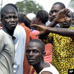 Des partisans de l'ancien président Henri Konan Bédié devant le siège de son parti à Abidjan