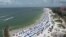 Bãi biển Clearwater ở Florida vẫn đông nghẹt khách bất chấp dịch virus corona đang hoành hành