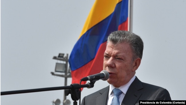 El presidente de Colombmia, Juan Manuel Santos, habló el viernes, 13 de abril, de 2018, a su llegada a Lima, Perú, para la Cumbre de las Américas.