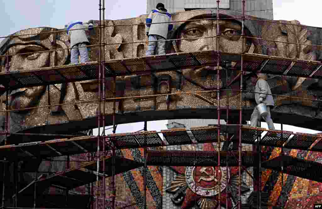 Para pekerja merenovasi kompleks memorial Mound of Glory yang mengenang prajurit Soviet yang bertarung pada Perang Dunia II di desa Sloboda, 25 kilometer sebelah timur Minsk. Belarus akan merayakan 70 tahun berakhirnya Perang Dunia II pada 9 Mei nanti.&nbsp;
