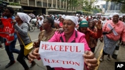 Kenyan women calling for peace and for the election to proceed jubilate outside the Kenyan Supreme Court in downtown Nairobi, Kenya, Oct. 25, 2017.