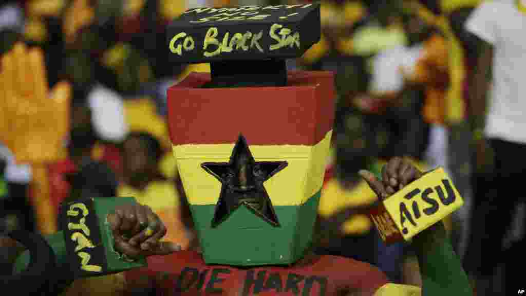 Des supporters du Ghana rêvent au titre et se sont fabriqués une trophée en bois.