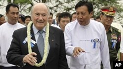 FIFA ဥက္ကဋ္ဌ ဆက် ဘလက်တာ (ဝဲ) အား မြန်မာနိုင်ငံ ဘောလုံးအဖွဲ့ချုပ် ဥက္ကဋ္ဌ ဦးဇော်ဇော် ကြိုဆိုနှုတ်ဆက်နေစဉ်။ မတ် ၁၅၊ ၂၀၁၁။