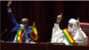 Des membres du Conseil national de transition (CNT) votant l'adoption de deux projets de lois d'amnistie au profit la junte à Bamako au Mali le 16 septembre 2021.