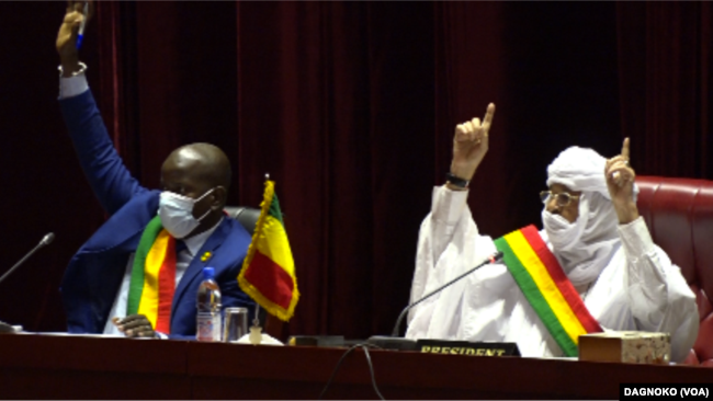 Des membres du Conseil national de transition (CNT) votant l'adoption de deux projets de lois d'amnistie au profit la junte à Bamako au Mali le 16 septembre 2021.