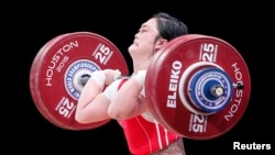 미국 휴스톤에서 열리고 있는 2015 세계역도선수권 대회 여자 63kg급 경기에서 25일 북한의 최효심 선수가 역기를 들어올리고 있다.