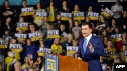 Pete Buttigieg, ancien maire de South Bend (Indiana), candidat à la présidence des États-Unis, s'adresse à ses partisans lors des primaires au Nashua Community College, le 11 février 2020. (Joseph Prezioso / AFP)