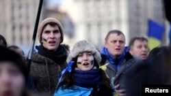 Demonstranti pevaju ukrajinsku himnu da protestima u znak podrške evropskim integracijama, 29. novembra 2013. u Kijevu. 