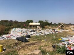 Authorities go for weeks without collecting trash resulting in Harare residents dumping it anywhere they can, creating conditions for cholera organisms to thrive, say health experts, in Harare, Zimbabwe, Sept. 14, 2018. (C. Mavhunga/VOA)