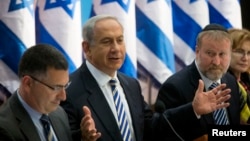ນາຍົກ ລມຕ ອິສຣາແອລ ທ່ານ Benjamin Netanyahu (ຍົກມື) ກ່າວຢູ່ໃນກອງປະຊຸມ ຄະນະລັດຖະບານ, ວັນທີ 21 ກໍລະກົດ 2013. 