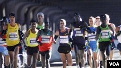 Pemegang rekor marathon, Haile Gebreselassie, memimpin rombongan di Jembatan Queensboro dalam lomba New York Marathon hari Minggu lalu (7/11). Beberapa saat kemudian, ia keluar dari lomba karena cedera lutut.