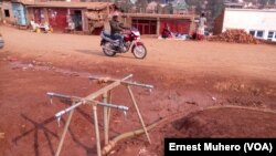 Le bladder installé à l'entrée du camp Saio à Bukavu se vide à une vitesse vertigineuse, , Sud-Kivu, RDC, 17 septembre 2017. (VOA/Ernest Muhero)