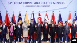 東盟領導人和代表在新加坡舉行的第33屆東盟峰會期間合影留念。（2018年11月14日） 
