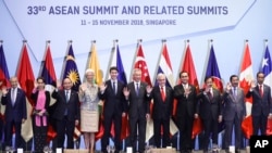 ASEAN leaders and delegates pose for a photo during a working lunch on the sidelines of the 33rd ASEAN summit in Singapore, Wednesday, Nov. 14, 2018. 