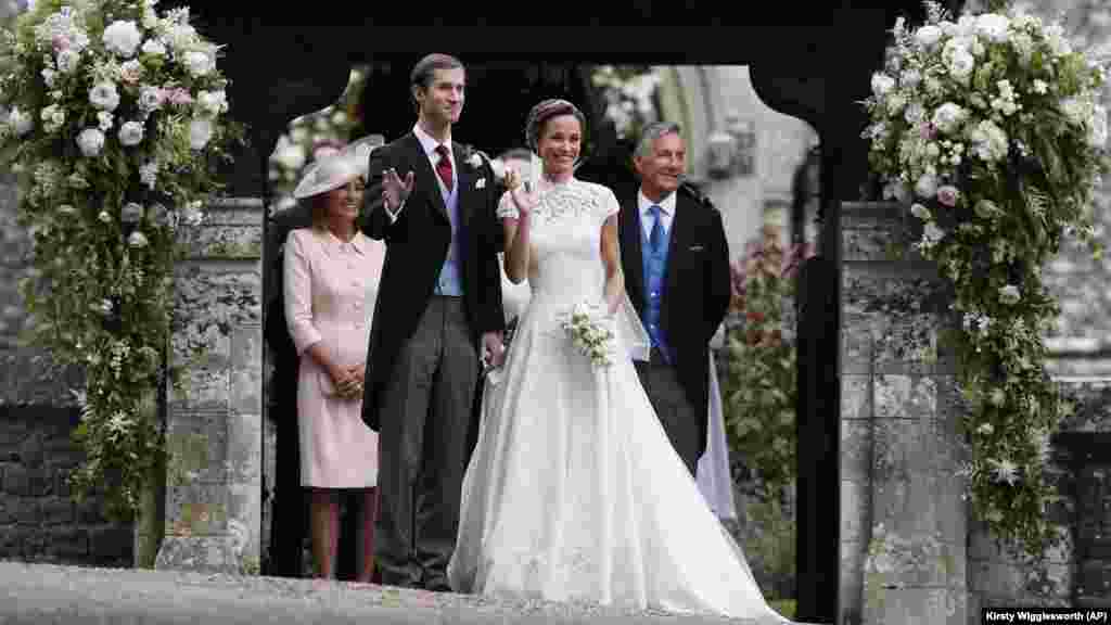 Загалом весілля обійдеться парі в майже півмільйона доларів, за даними Daily Mail