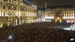 Hàng ngàn người tụ họp để dành một phút tưởng niệm các nạn nhân vụ tấn công tòa báo Charlie Hebdo ở Lyon, 7/1/15