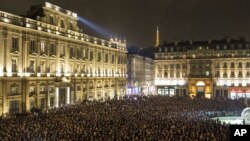 Miles de personas se reunieron para un momento de silencio por las víctimas del mortal ataque en París.