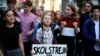 Arhiva - Švedska tinejžerka Greta Tunberg, u centru, predvodi protest hiljada francuskih učenika kroz Pariz, Francuska, kako bi privukli više pažnje za borbu protiv klimtskih promena, 22. februara 2019.