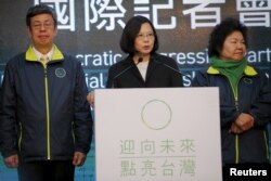 在台湾总统大选中胜选的民进党总统候选人蔡英文(中)召开国际记者会 （2016年1月16日）