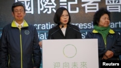 在台湾总统大选中胜选的民进党总统候选人蔡英文(中)召开国际记者会 （2016年1月16日）