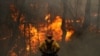 Kalifornijski vatrogasac posmatra tokom šumskog požara Glas u Kalistogi, Kalifornija, 2. oktobra 2020. (REUTERS/Stephen Lam)