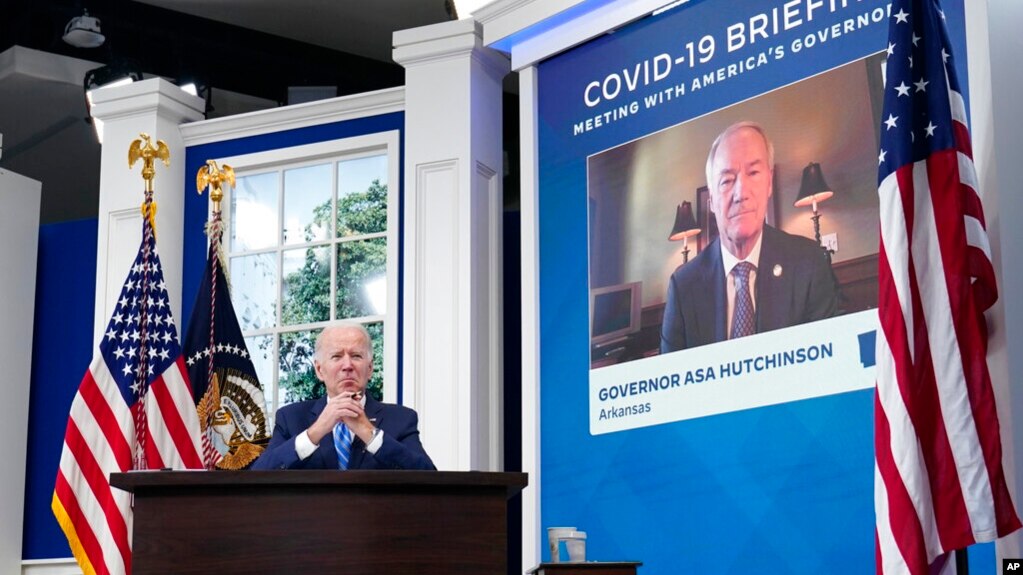拜登总统在白宫大院内的艾森豪威尔行政大楼南院礼堂参加白宫新冠疫情响应团队与全国州长协会的定期电话会议。视频中显示的是阿肯色州的州长哈钦森。(2021年12月27日)(photo:VOA)