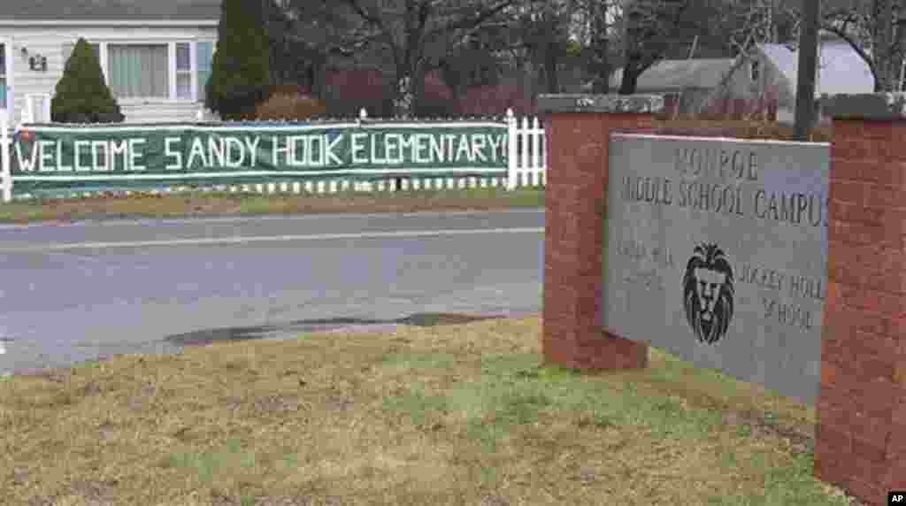 Spanduk selamat datang bagi para siswa Sekolah Dasar Sandy Hook di kampus Chalk Hill, Sekolah Menengah Monroe. (AP/Newtown Bee, Andy Hutchison)