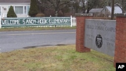 Spanduk "Selamat Datang siswa SD Sandy Hook " dipasang di depan kampus Sekolah Chalk Hill di Monroe, Connecticut. Sekolah ini digunakan untuk menampung para siswa SD Sandy Hook untuk kembali masuk sekolah untuk pertama kalinya (3/1) pasca tragedi penembakan 14 Desember lalu. (AP Photo/The Newtown Bee, Andy Hutchison)