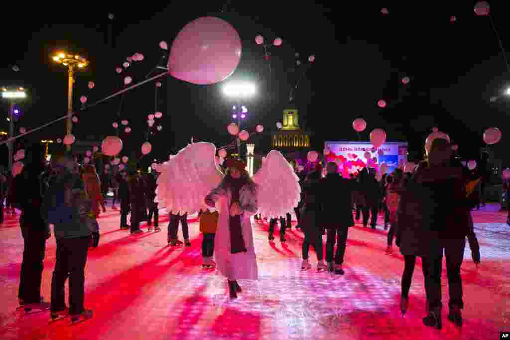 Young people release red balloons during a flash mob to mark Valentine&#39;s Day in Moscow, Russia, Feb. 14, 2017.