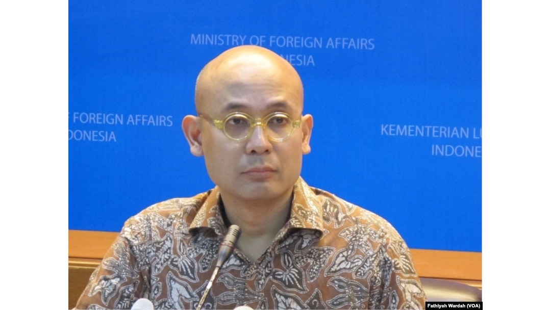 Juru Bicara Kementerian Luar Negeri Arrmanatha Nasir memberikan keterangan pers di kantornya, Kamis (28/7). (VOA/Fathiyah Wardah)
