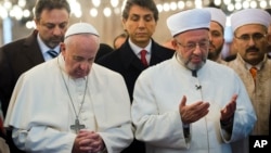 El papa Francisco ora junta al Gran Mufti de Estambul, Rahmi Yaran, en la mezquita Sultan Ahmet de Turquía.