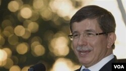 Menlu Turki Ahmet Davutoglu berkunjung ke Damascus (9/8) untuk menekan pemerintah Suriah agar mengakhiri penindakan keras terhadap demonstran.