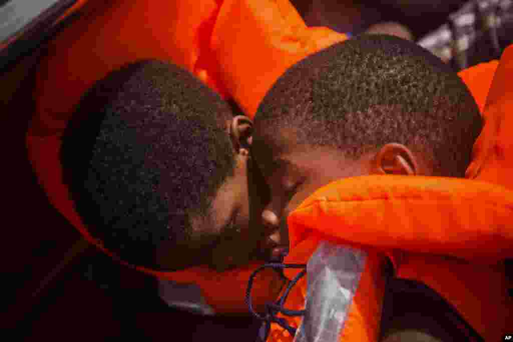 تصویری از دو پسر پناهجو نجات یافته از آب های دریای مدیترانه